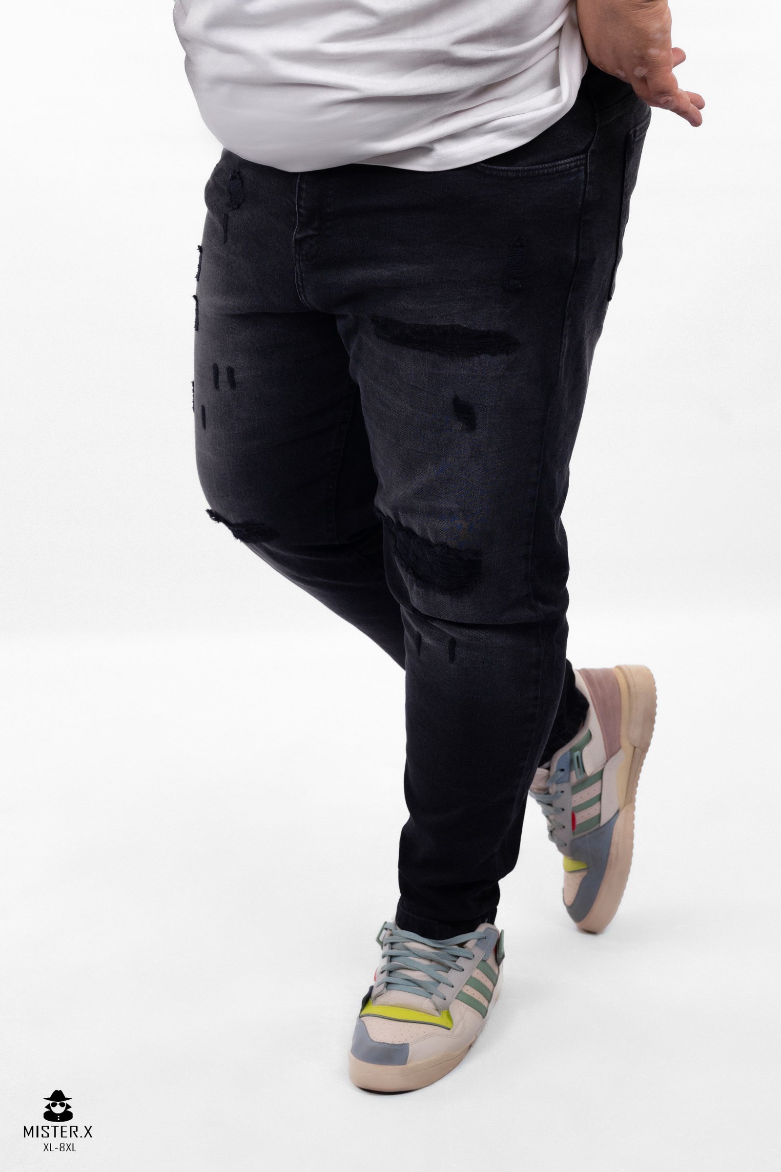 Boyfriend cutting jeans