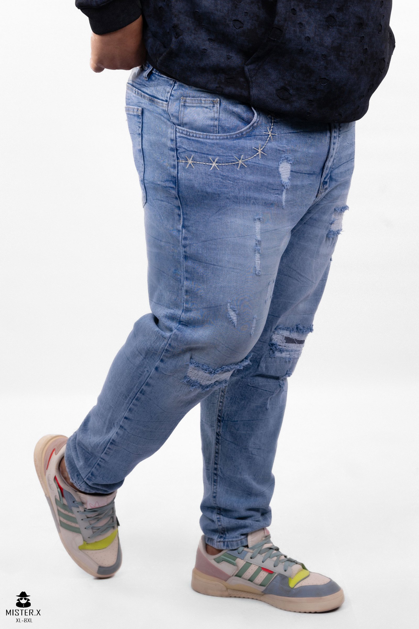 Boyfriend cutting jeans