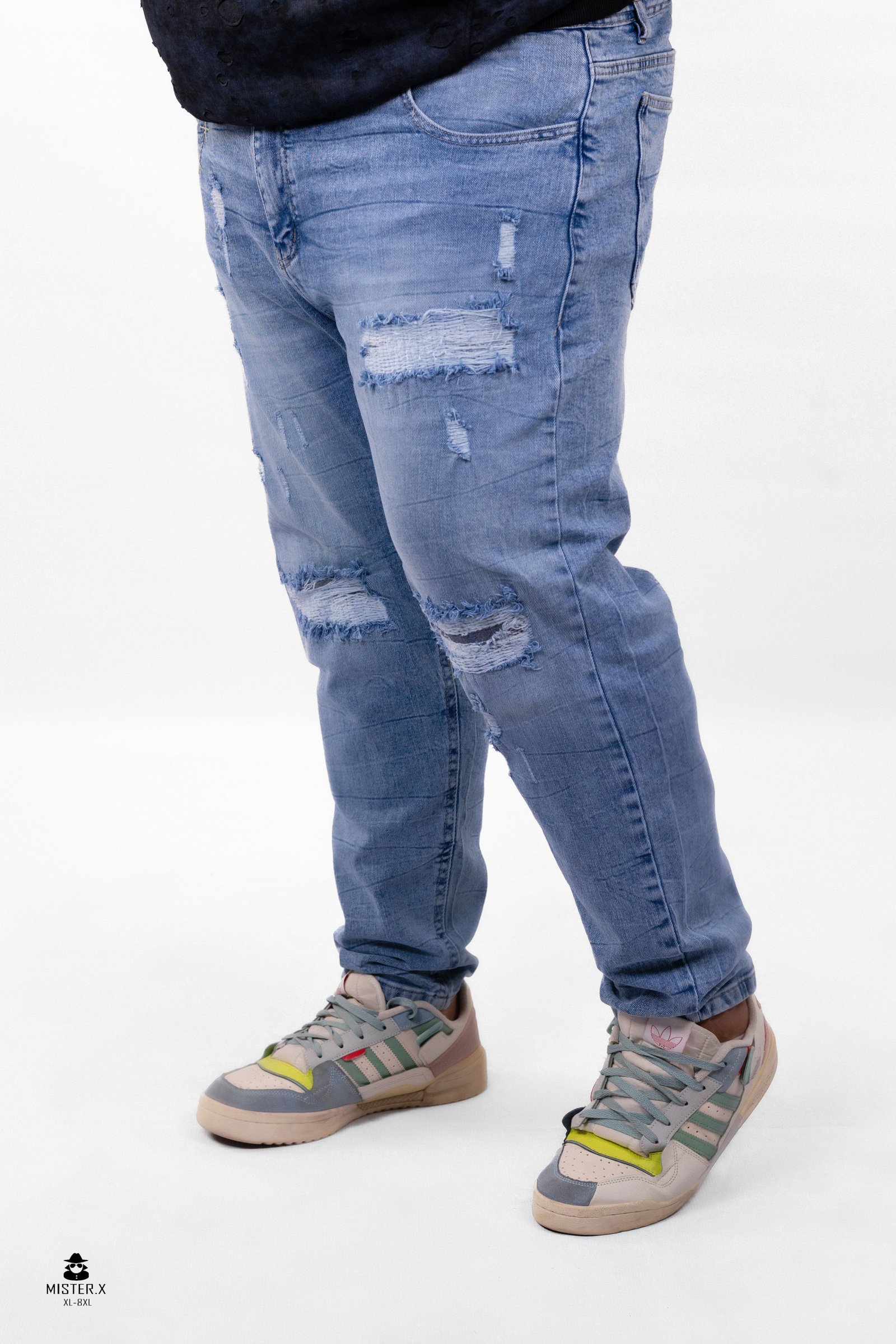 Boyfriend cutting jeans